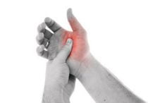 Болит большой палец на руке в суставе: список причин и методов лечения
