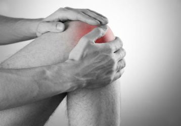 Болят колени при ходьбе по лестнице: как лечить?