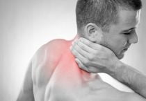 Причины появления боли в шее при повороте головы и методы лечения