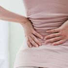 Лечение боли ниже поясницы у женщин: зона крестца