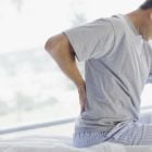 Почему после сна болит спина по утрам и как лечить такую боль