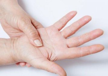 Немеют пальцы рук: причины и что делать