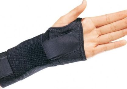 Виды ортопедических лангеток на руку, отличия от гипса, как их накладывать