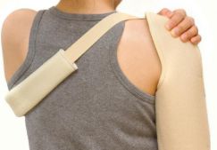 Сколько должна находиться спица в плечевом суставе после операции?