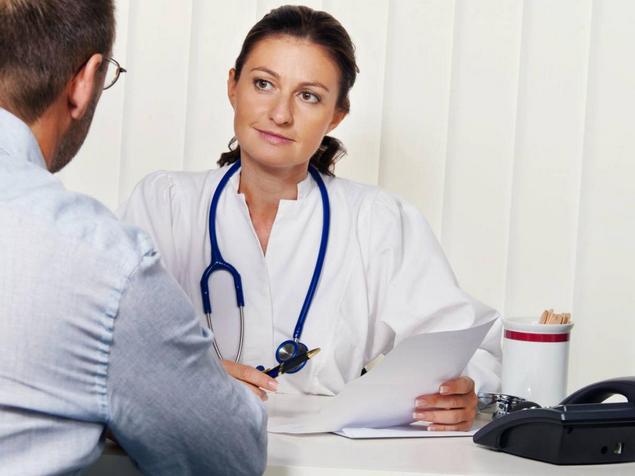 Пациент консультируется у врача ревматолога Консультация у ревматолога