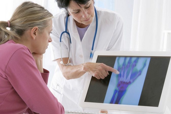 Пациент на консультации у ревматолога Консультация у ревматолога