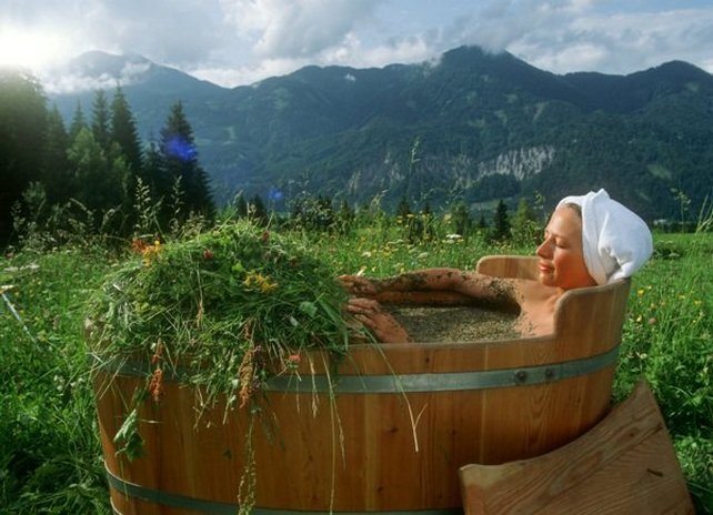 Лечение боли в коленях с помощью приема ванн с отварами трав Прием ванны с травами