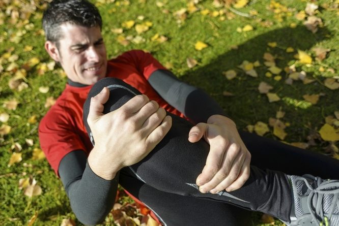 Мужчина получил травму колена Травма колена