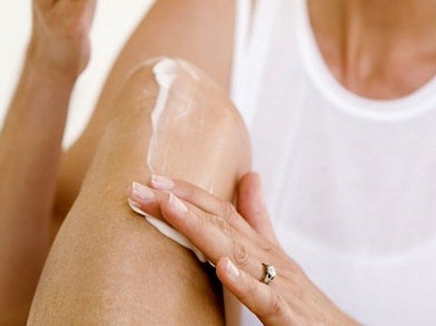 Нанесение мази на коленный сустав перед использованием Димексида Мазь на колено