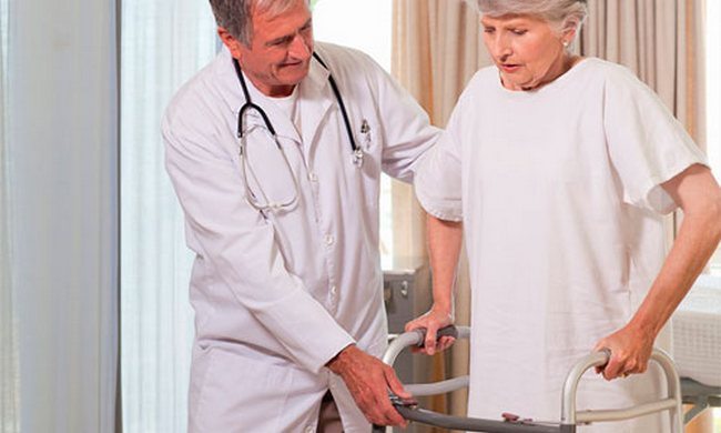 Доктор помогает пациенту