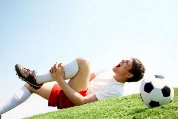 Футболист получил травму в виде вывиха колена Травма колена у футболиста