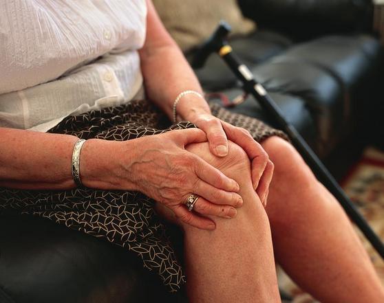 Боли в колене у женщины вследствие вывиха Вывих колена у женщины