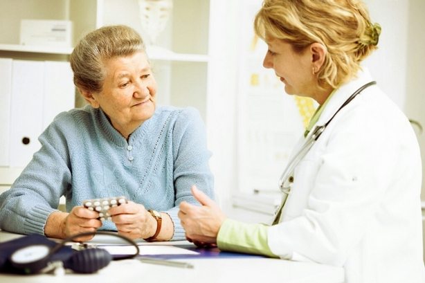 Доктор выписывает бабушке таблетки Врач выписывает тхондропротекторы
