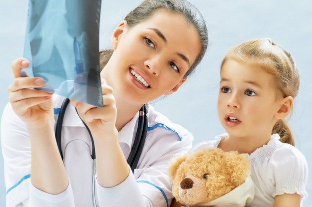 Врач показывает ребенку рентгеновский снимок ТБС Ревматический артрит